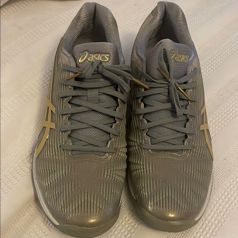 ASICS Men's Gray and Gold tennis court shoes 10.5 minimal wear